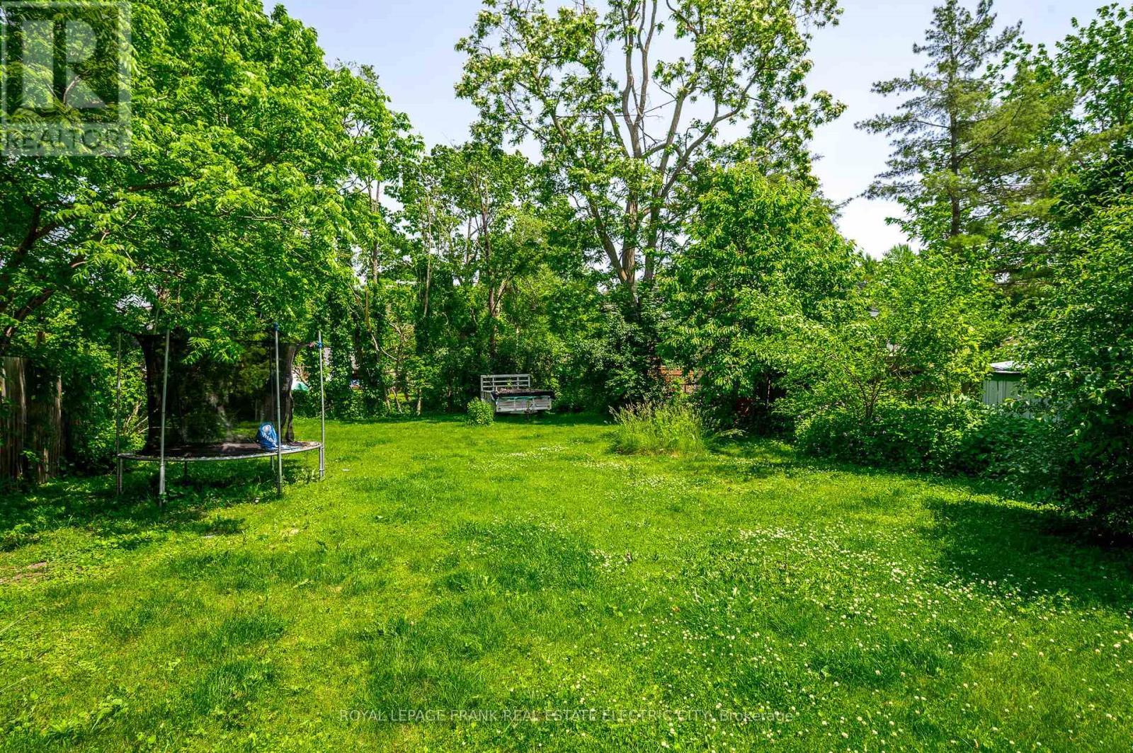 












526 ROGERS STREET

,
Peterborough East (Central),




Ontario
K9H1X2

