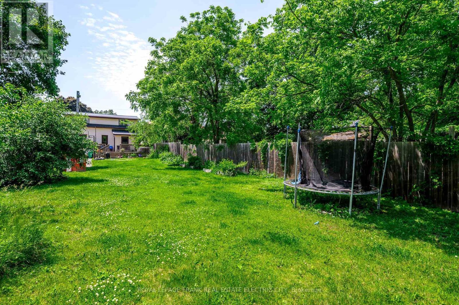 












526 ROGERS STREET

,
Peterborough East (Central),




Ontario
K9H1X2

