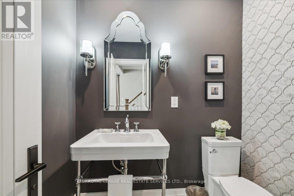 












382 TRAFALGAR ROAD

,
Oakville,




Ontario
L6J3H5

