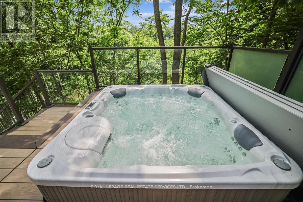 












382 TRAFALGAR ROAD

,
Oakville,




Ontario
L6J3H5

