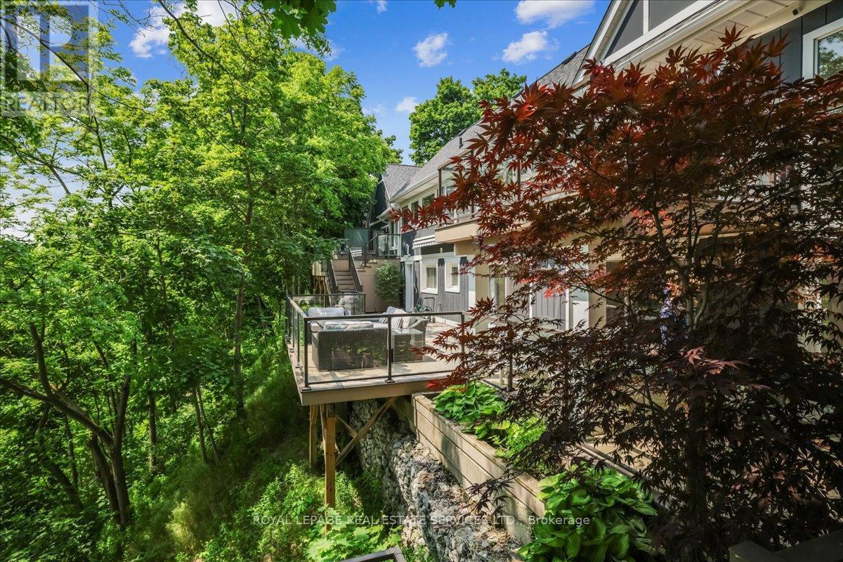 












382 TRAFALGAR ROAD

,
Oakville,




Ontario
L6J3H5

