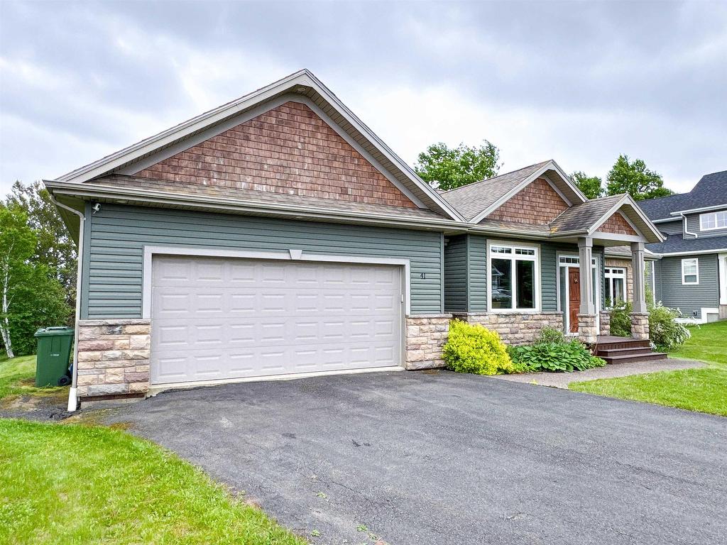 












41 Southampton Drive

,
Stratford,




PE
C1B 0B2

