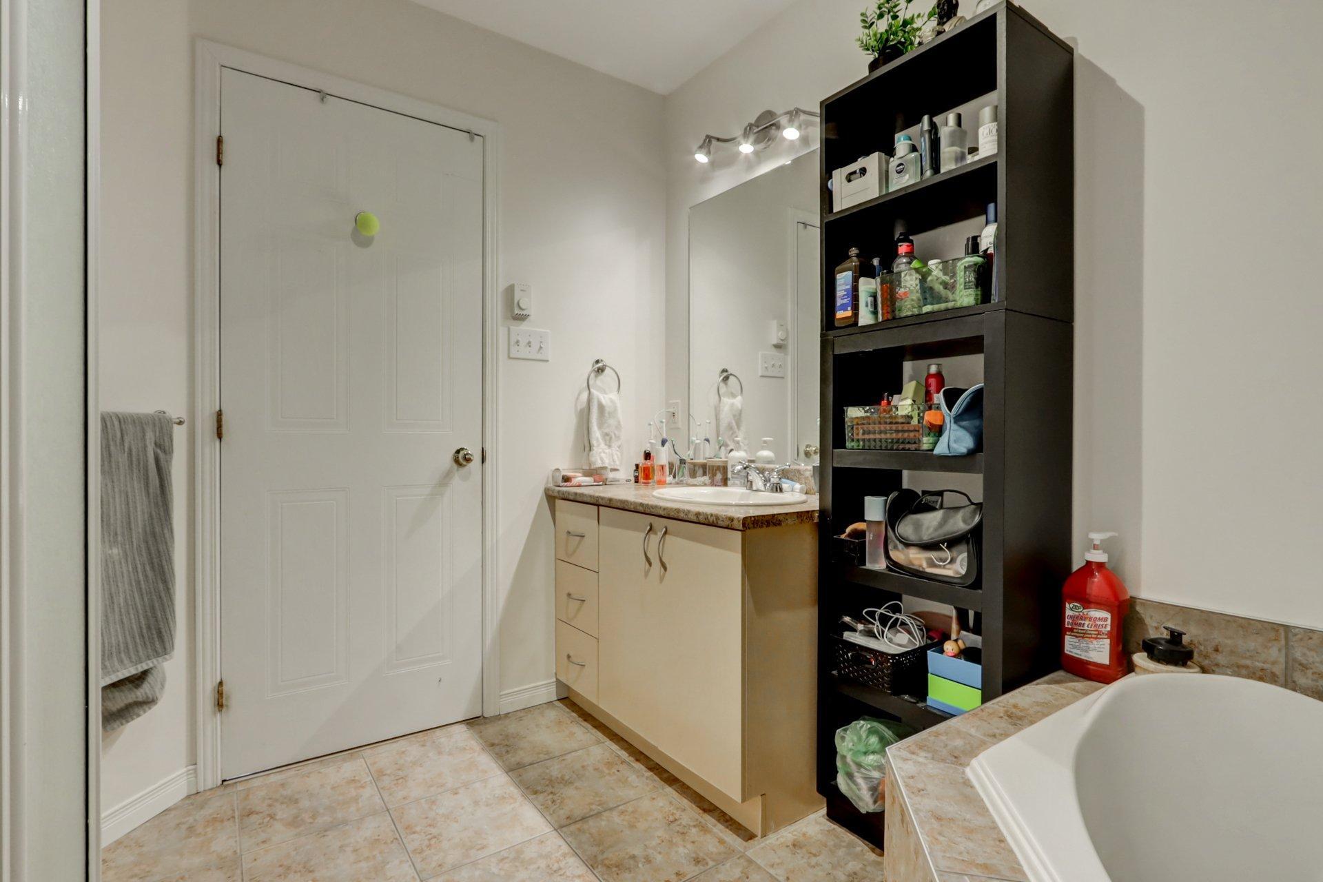 









2452

 - 2458


Rue Schulz

,
Saint-Jérôme,




QC
J7Y5B4

