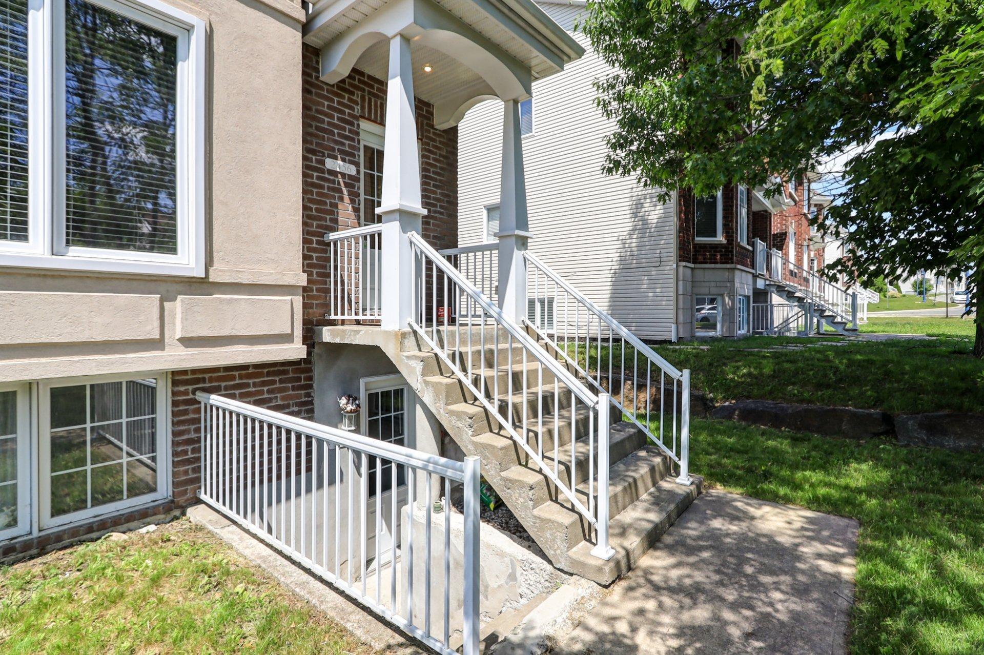 









2452

 - 2458


Rue Schulz

,
Saint-Jérôme,




QC
J7Y5B4


