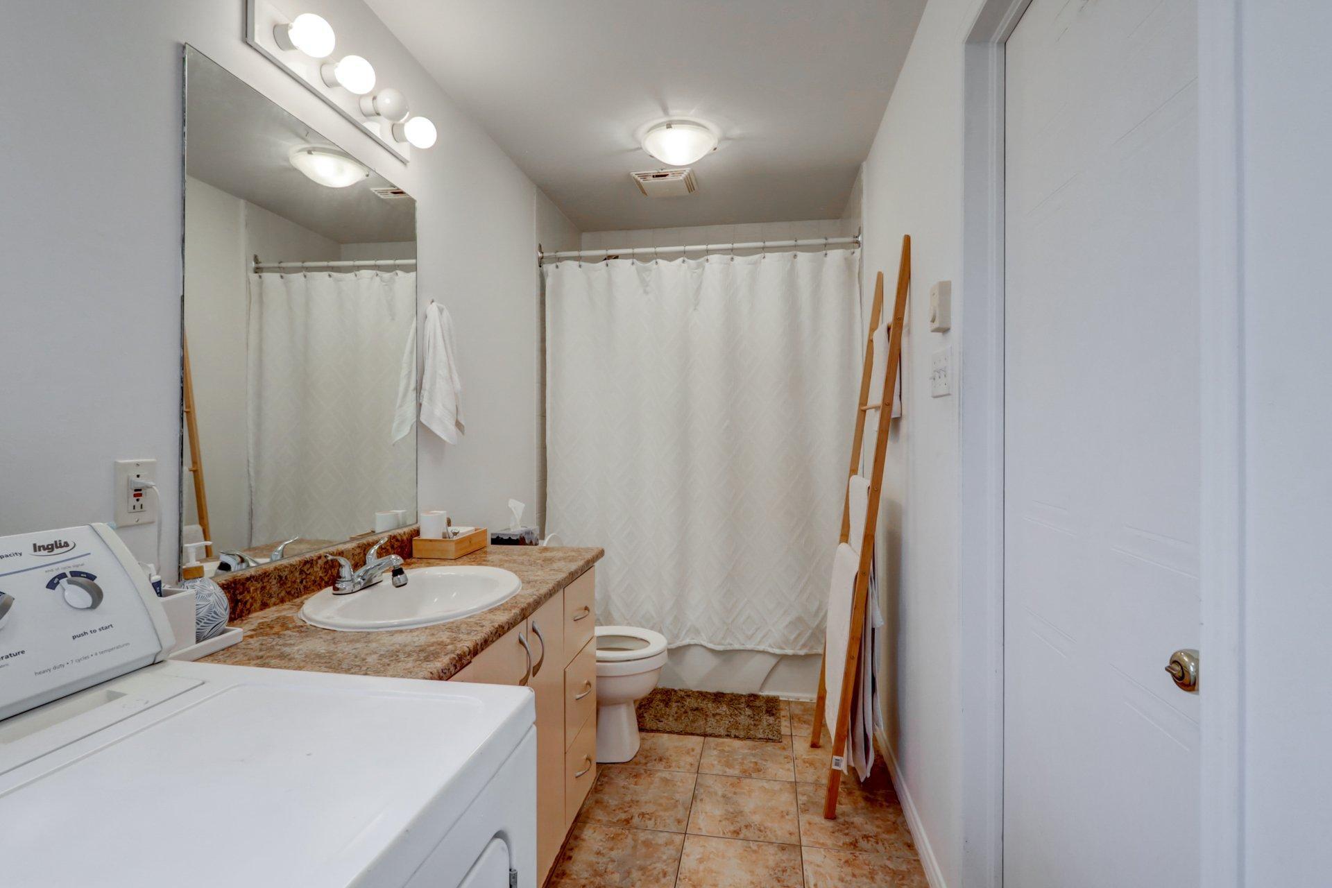 









2452

 - 2458


Rue Schulz

,
Saint-Jérôme,




QC
J7Y5B4

