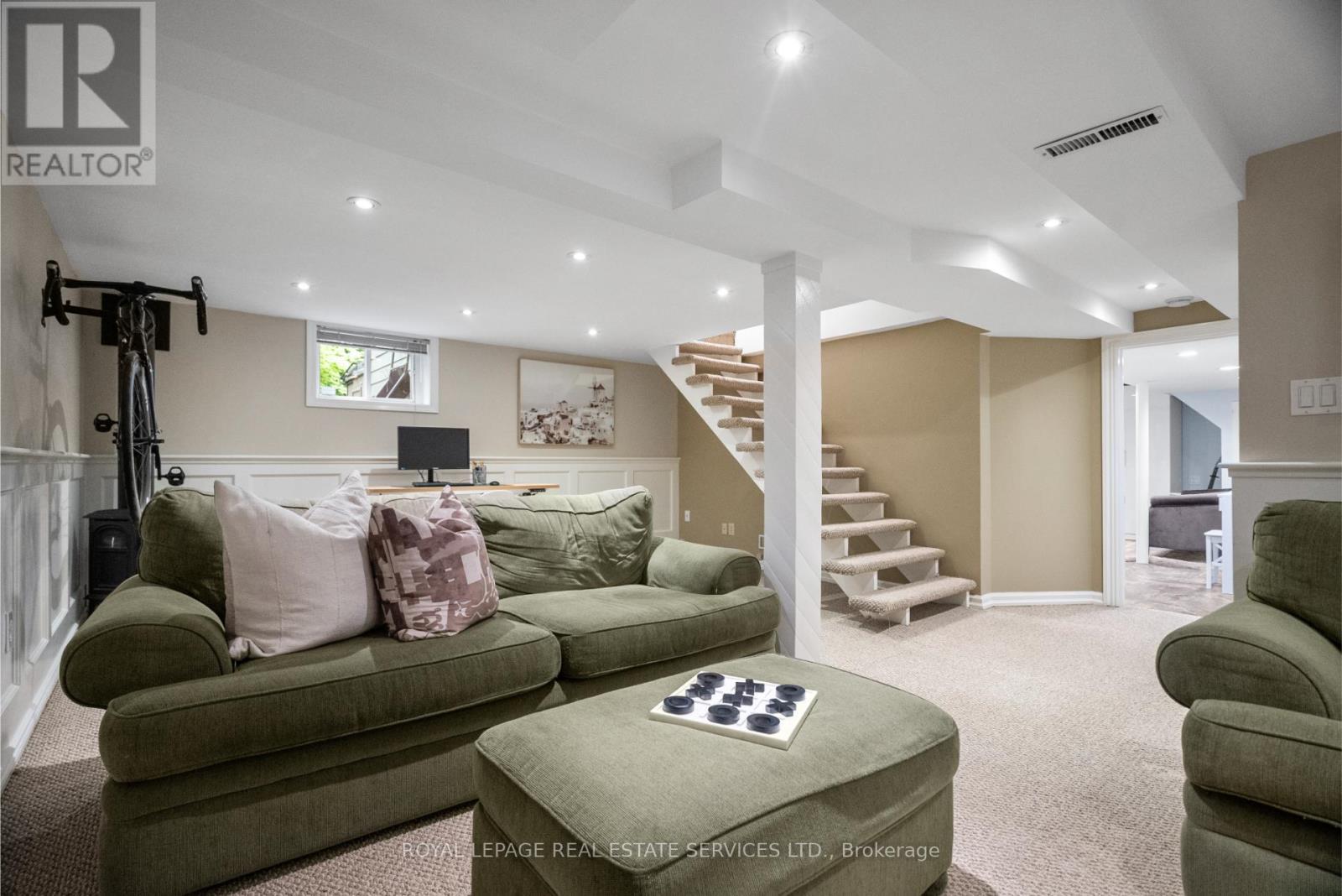 












9 LOYALIST ROAD

,
Toronto,




Ontario
M9A3P2

