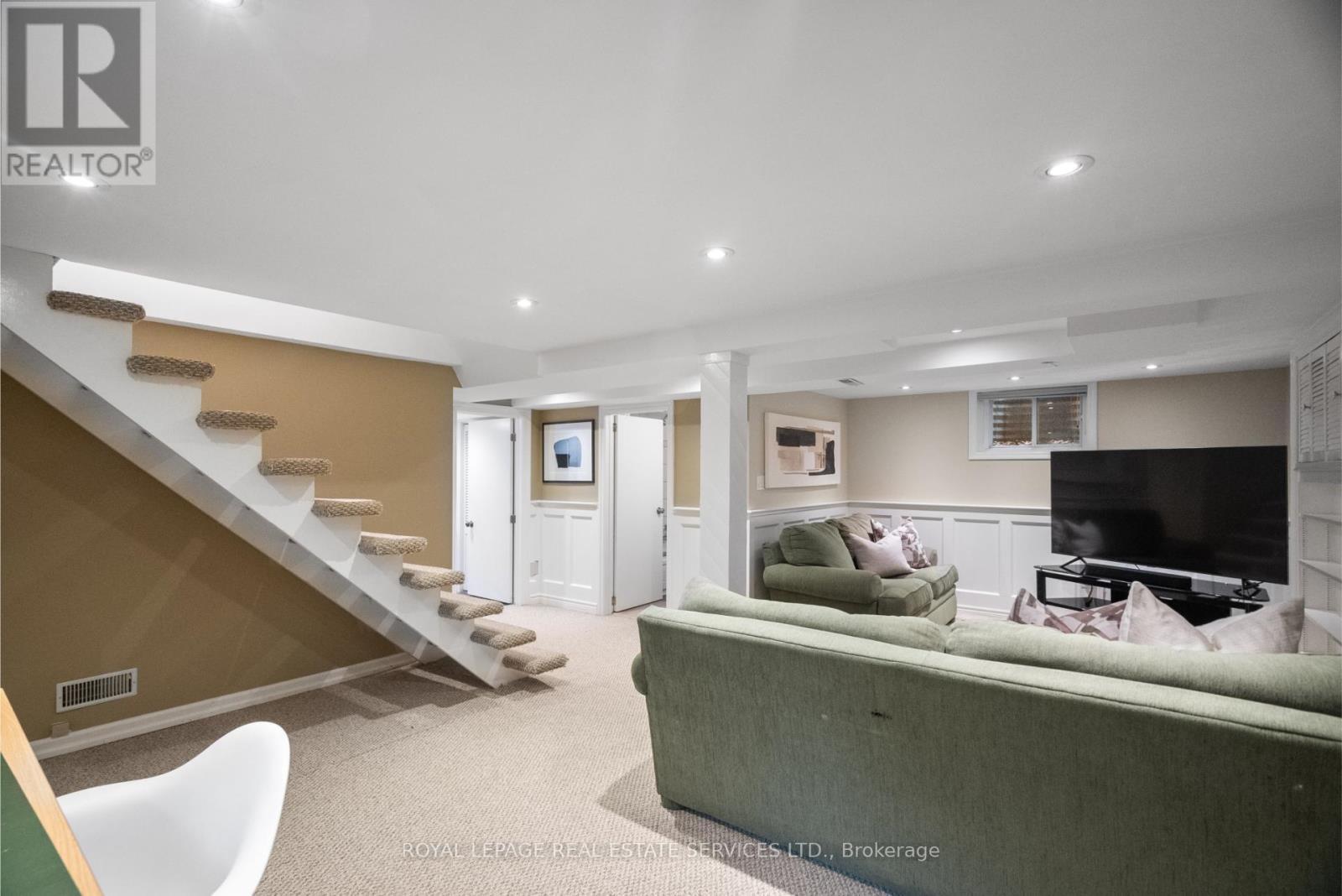 












9 LOYALIST ROAD

,
Toronto,




Ontario
M9A3P2

