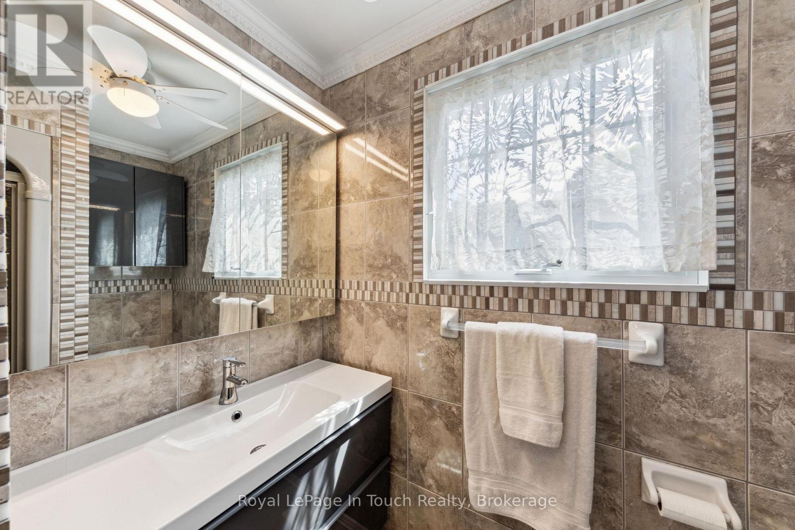 












20 PAYETTE DRIVE

,
Penetanguishene,




Ontario
L9M1H4

