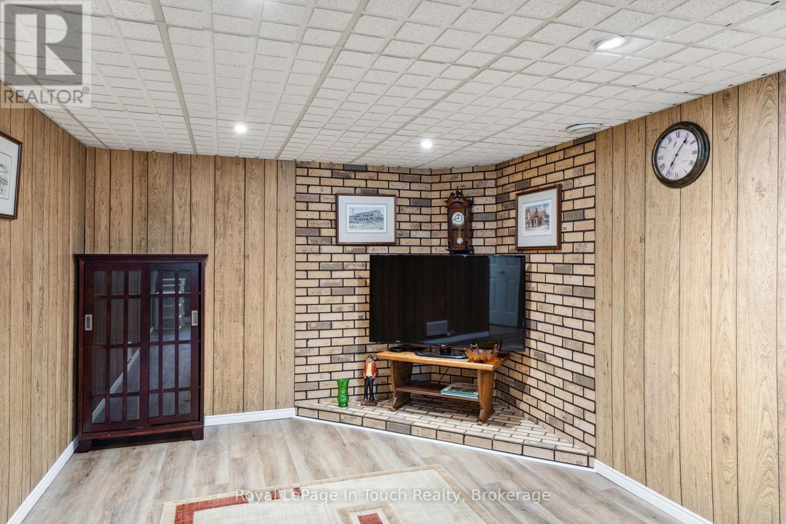 












20 PAYETTE DRIVE

,
Penetanguishene,




Ontario
L9M1H4

