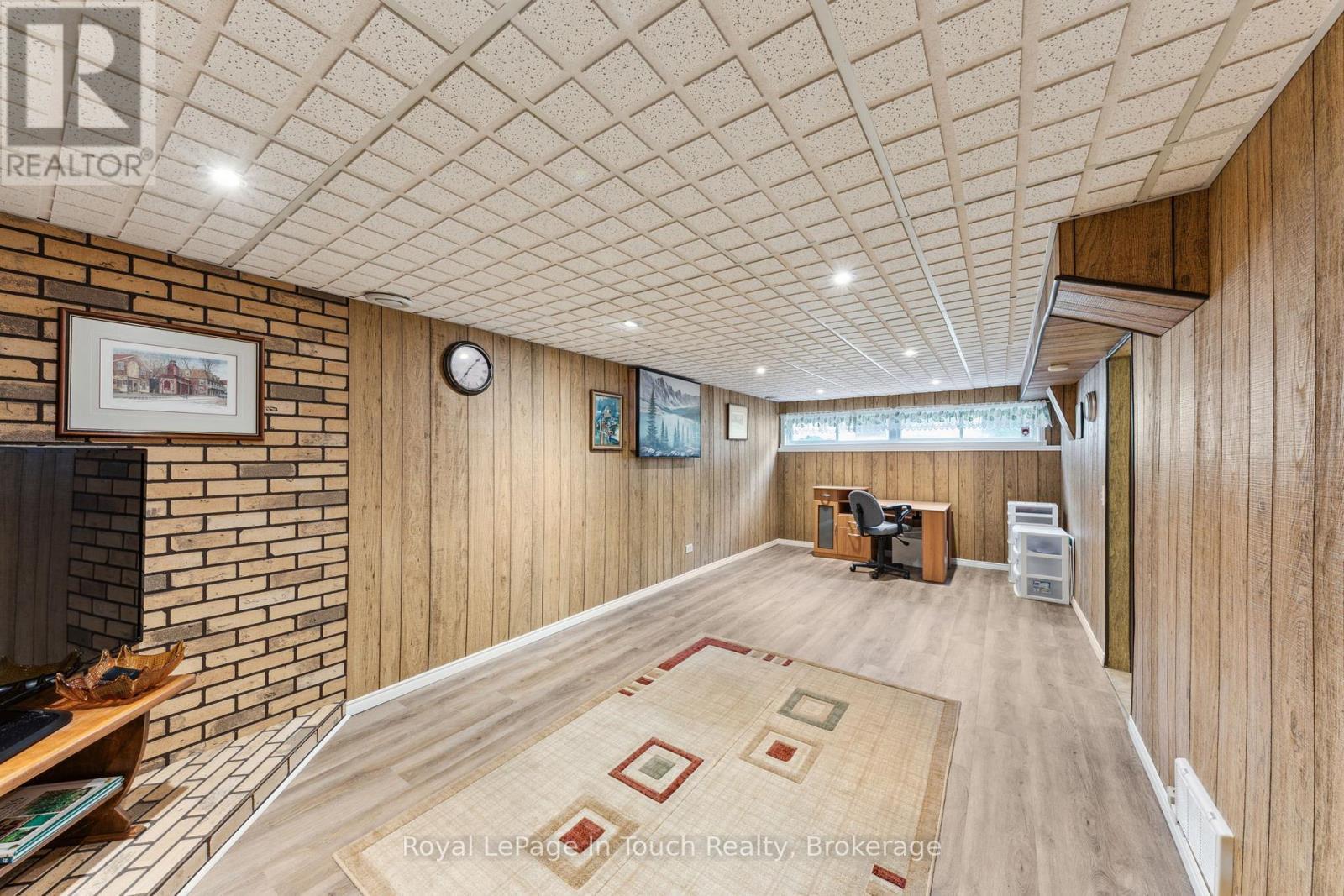 












20 PAYETTE DRIVE

,
Penetanguishene,




Ontario
L9M1H4

