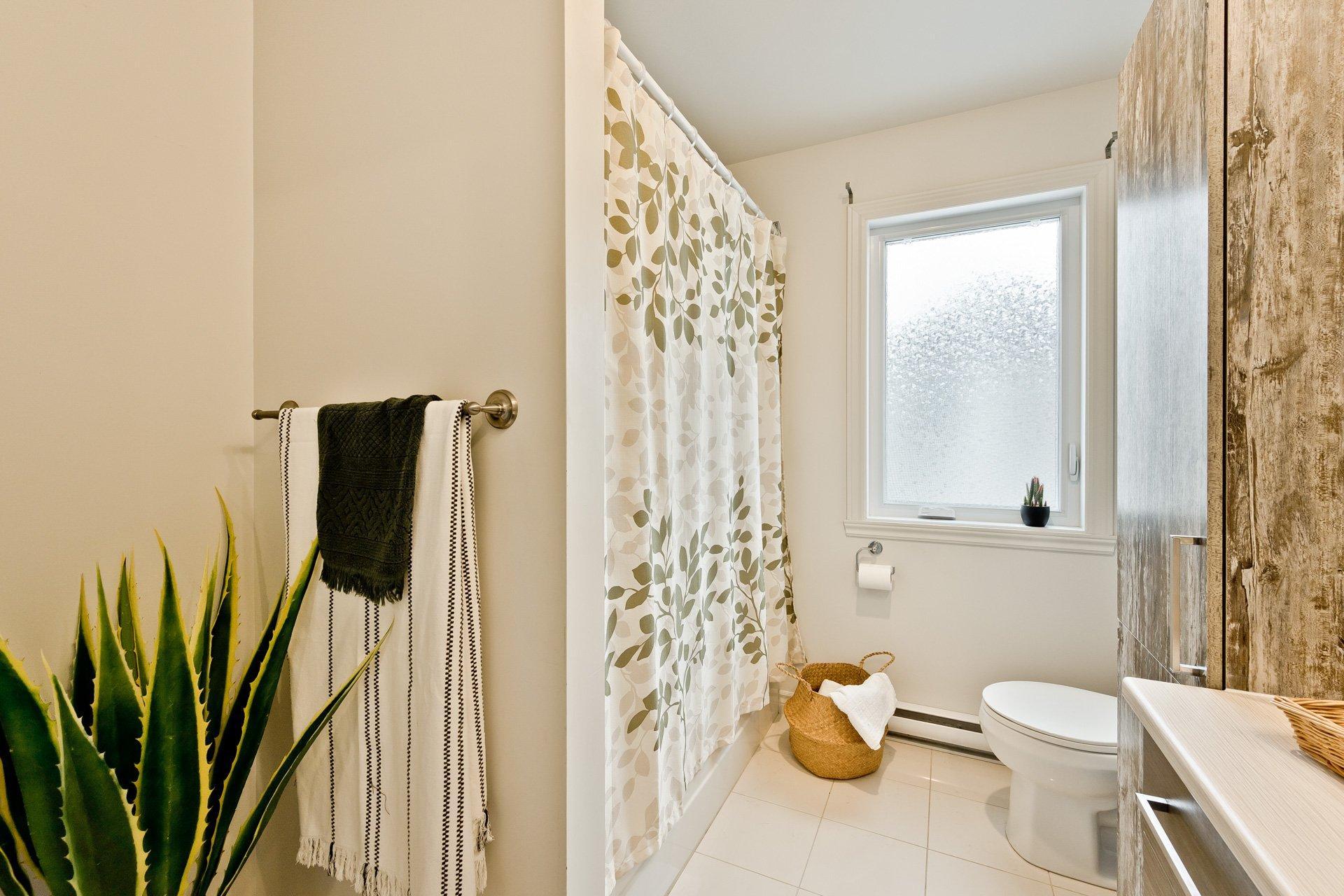 









1068


Rue Glaucos

,
Sherbrooke (Brompton/Rock Forest/Saint-Élie/Deauville),




QC
J1R0W4


