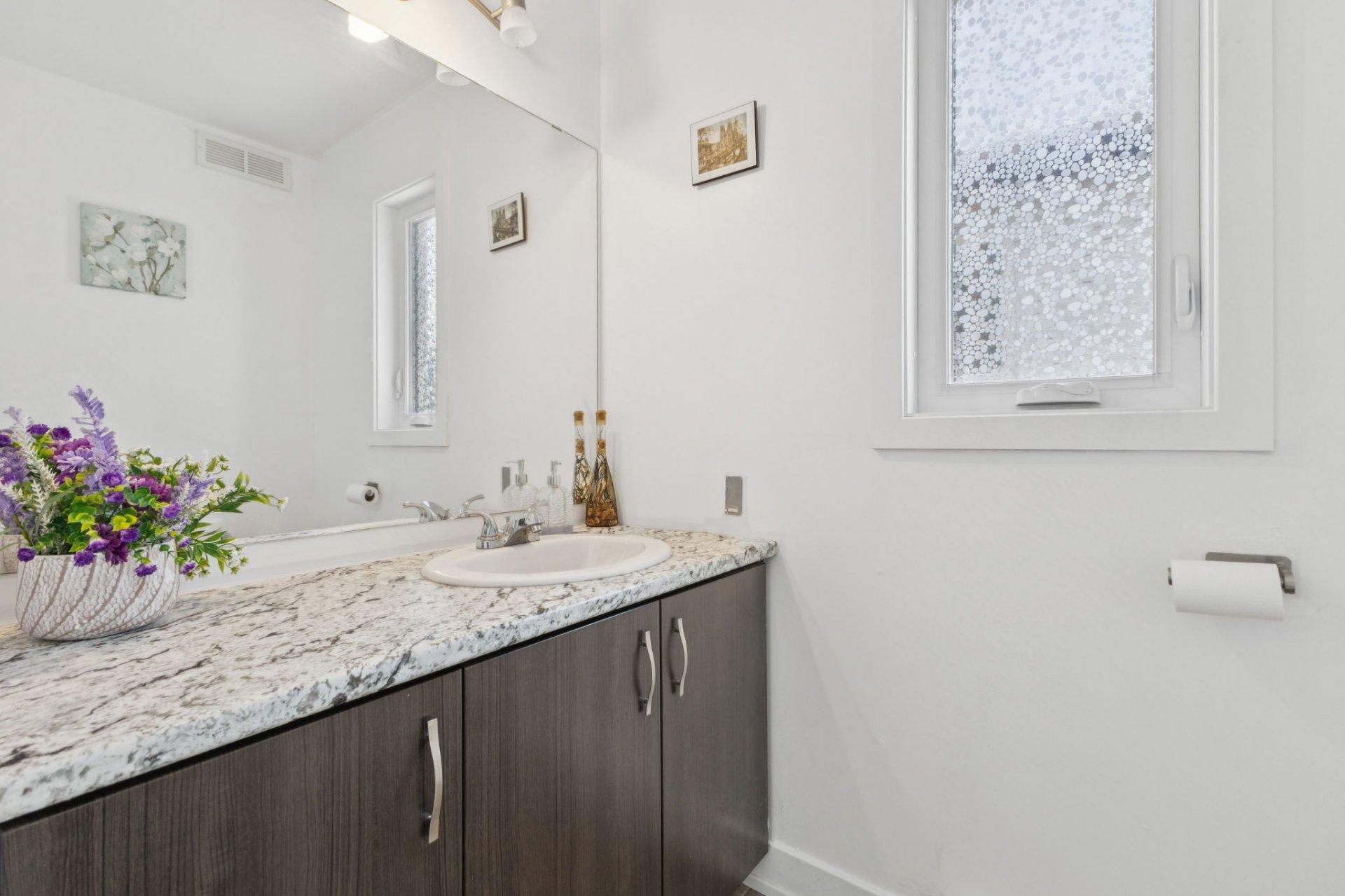 









91


Rue Jacques-Joubert

,
Gatineau (Buckingham),




QC
J8L0Y5

