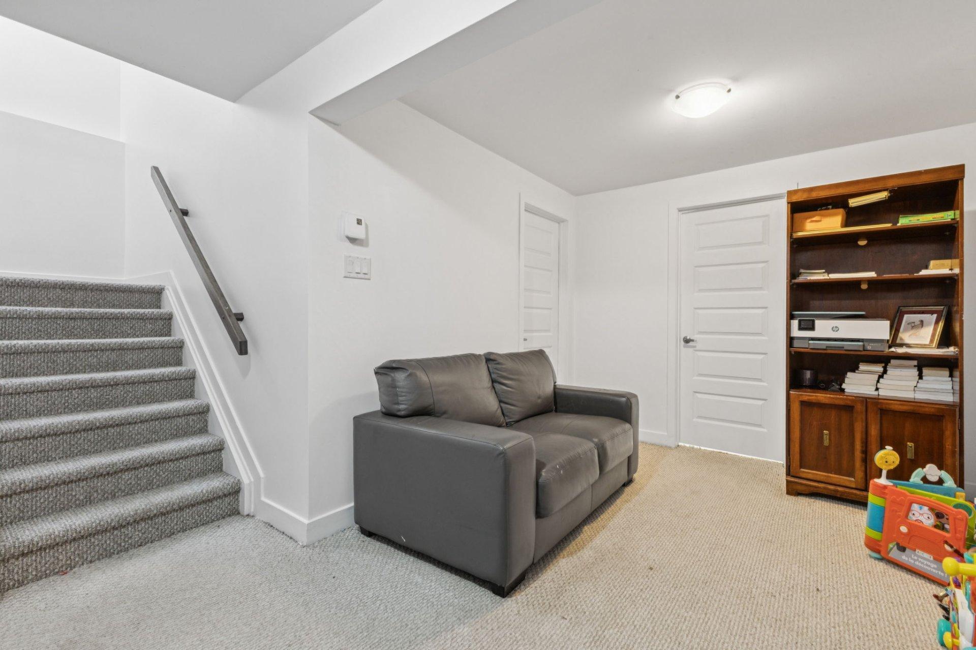 









91


Rue Jacques-Joubert

,
Gatineau (Buckingham),




QC
J8L0Y5

