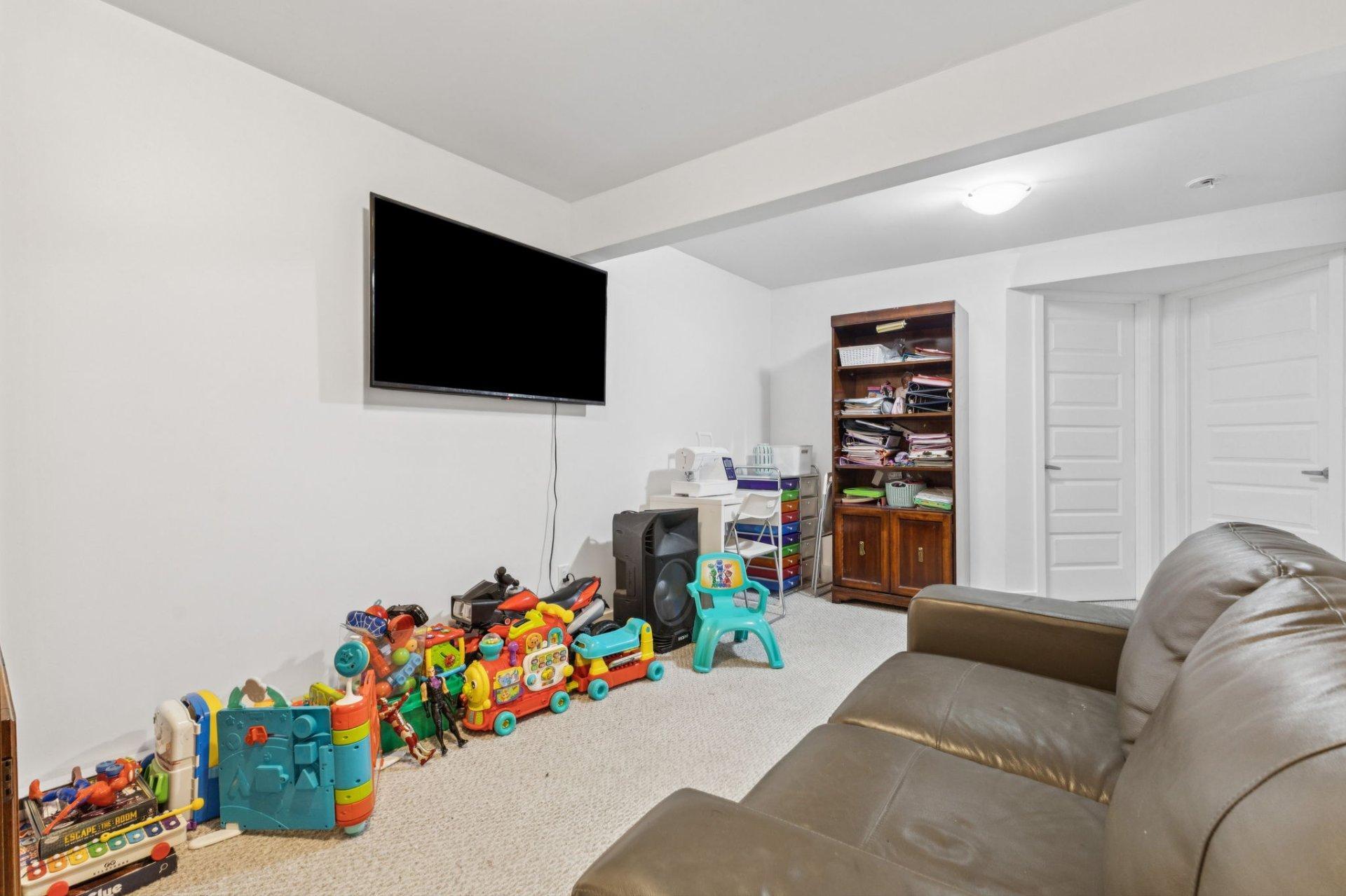 









91


Rue Jacques-Joubert

,
Gatineau (Buckingham),




QC
J8L0Y5

