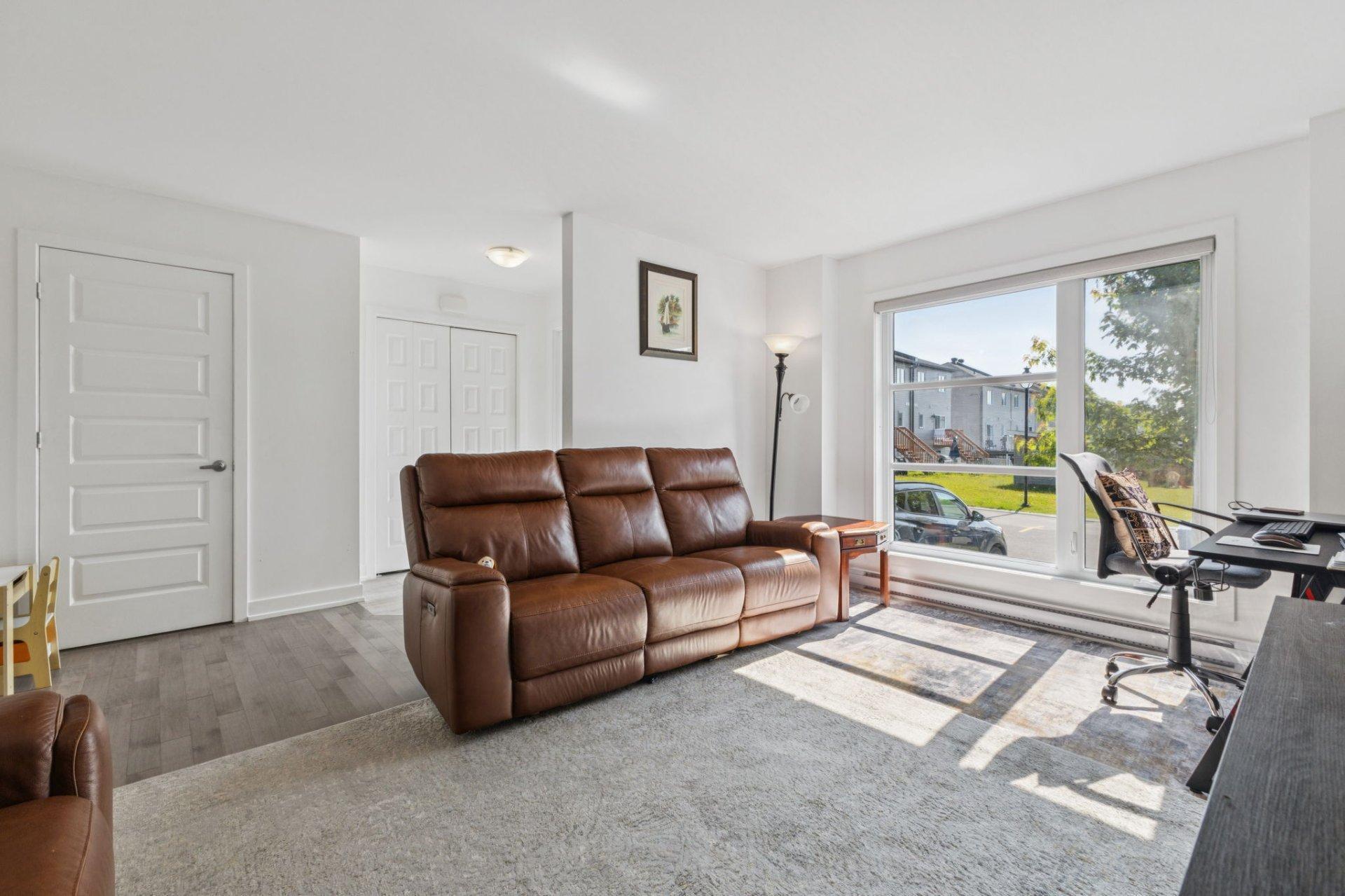 









91


Rue Jacques-Joubert

,
Gatineau (Buckingham),




QC
J8L0Y5

