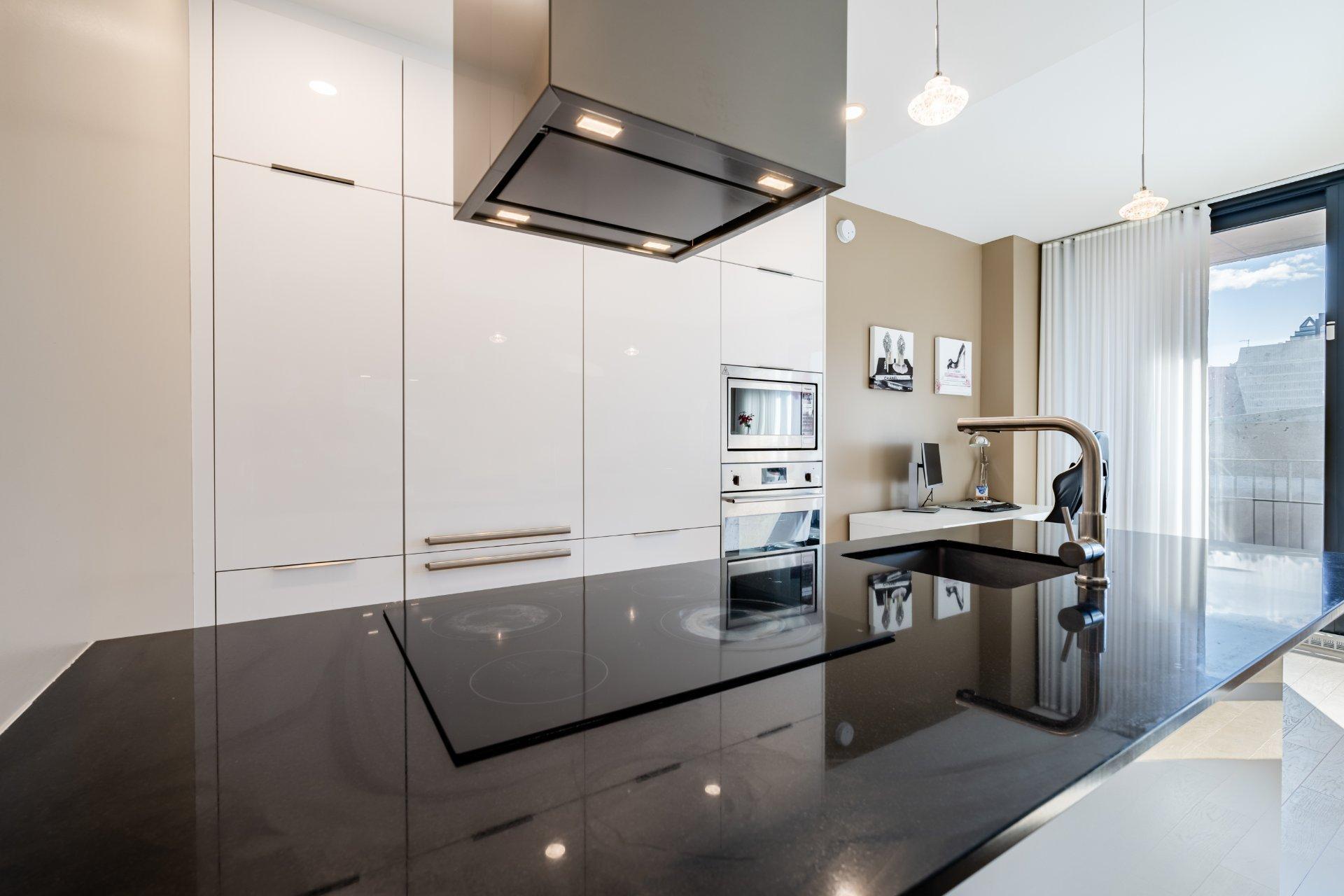 









1


Boul. De Maisonneuve O.

, 1003,
Montréal (Ville-Marie),




QC
H2X0E3

