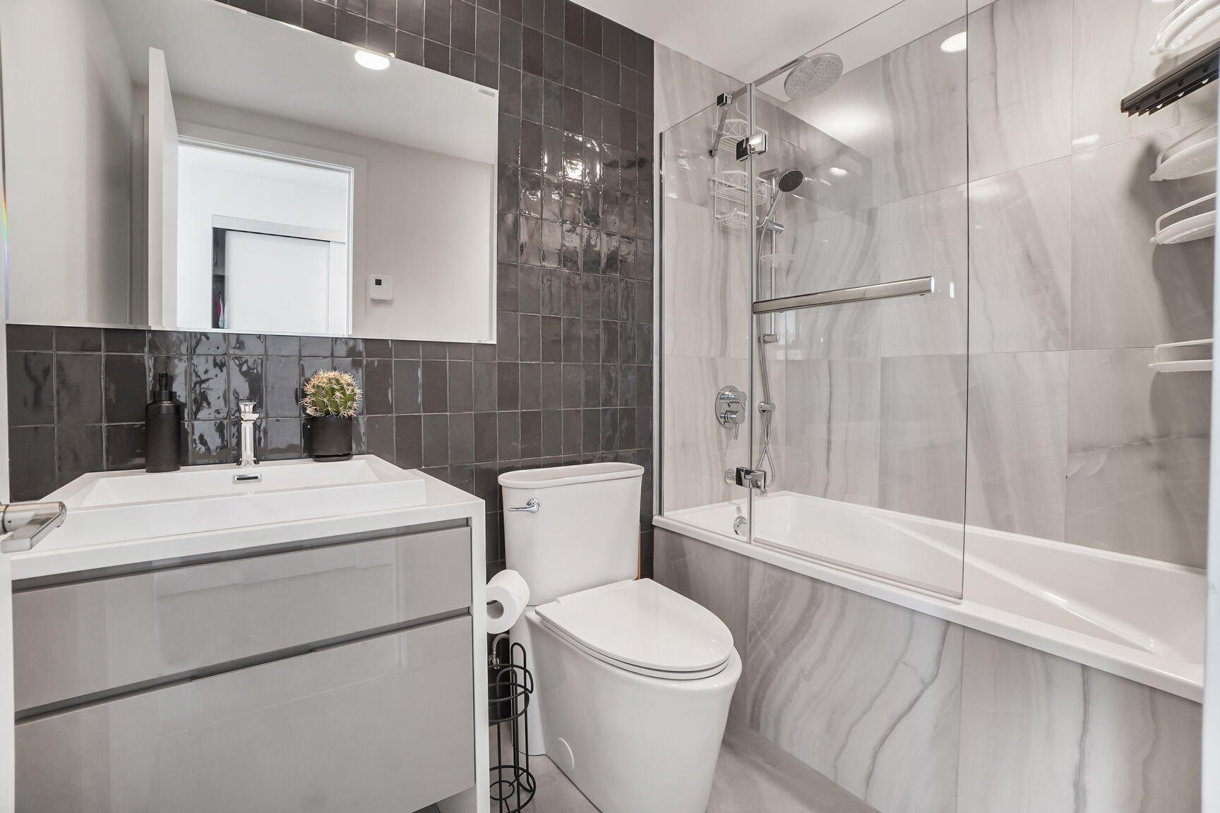 









1288


Rue St-Antoine O.

, 5106,
Montréal (Ville-Marie),




QC
H3C0X6


