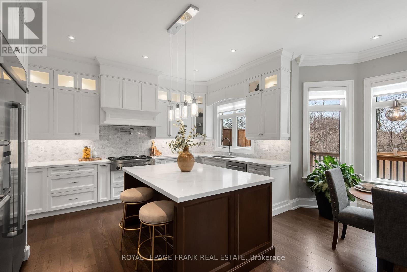 












52 WOOTTEN WAY N

,
Markham (Markham Village),




Ontario
L3P2Y4

