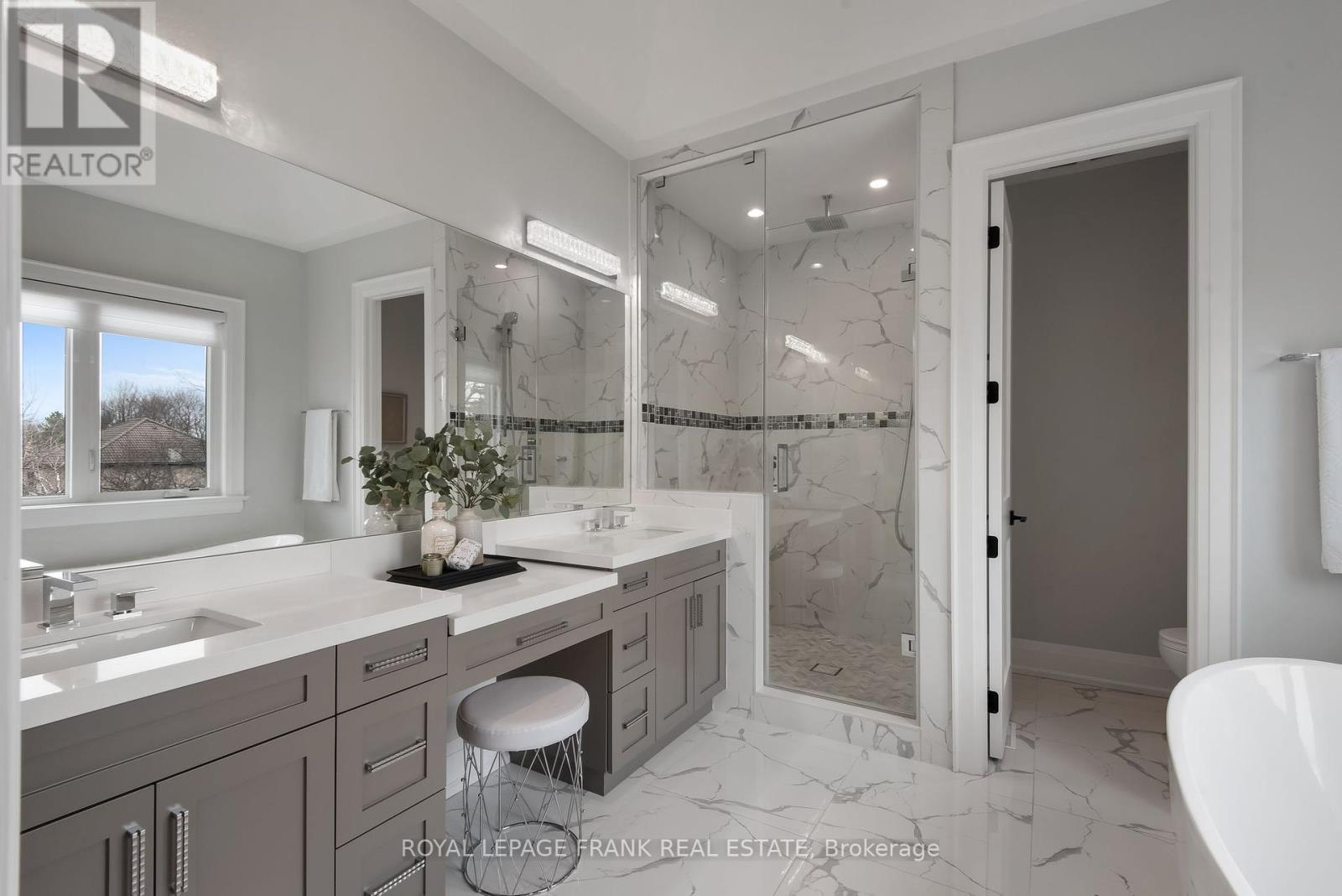 












52 WOOTTEN WAY N

,
Markham (Markham Village),




Ontario
L3P2Y4

