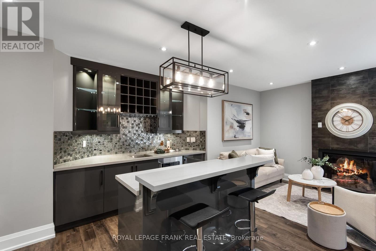 












52 WOOTTEN WAY N

,
Markham (Markham Village),




Ontario
L3P2Y4

