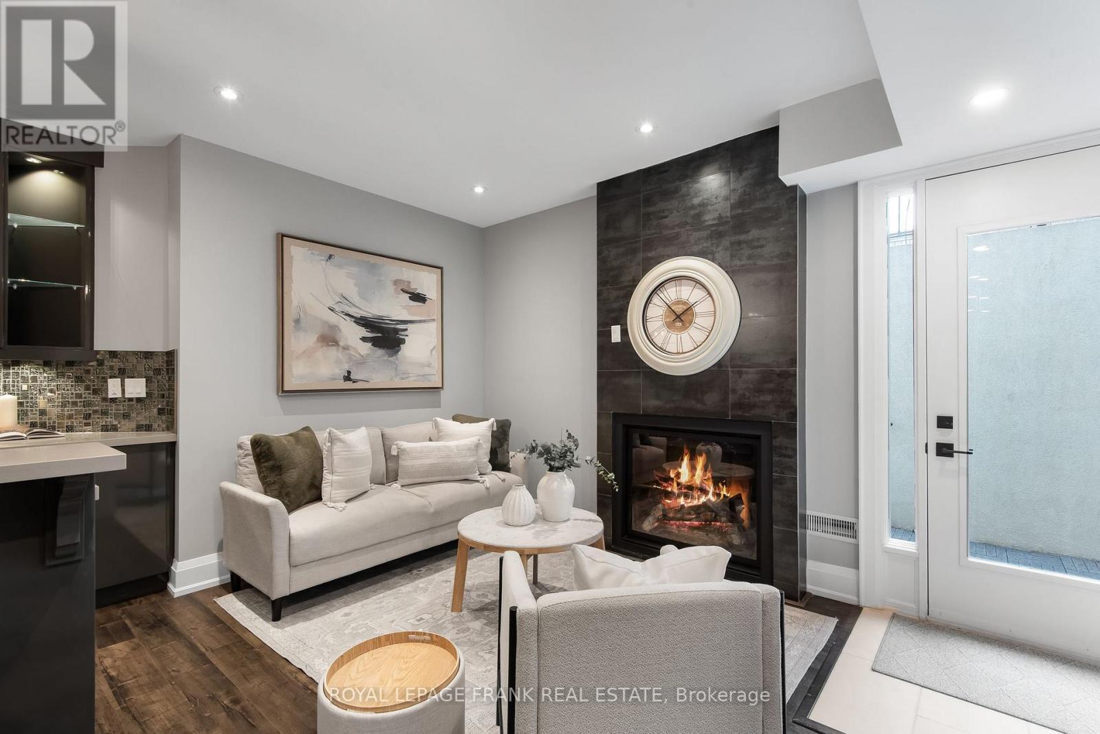 












52 WOOTTEN WAY N

,
Markham (Markham Village),




Ontario
L3P2Y4

