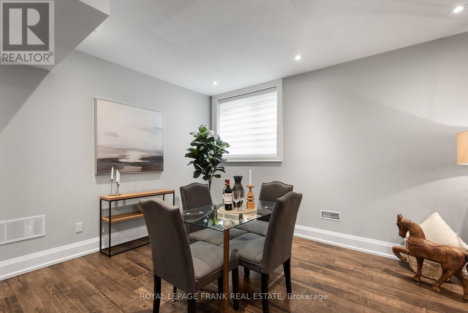 












52 WOOTTEN WAY N

,
Markham (Markham Village),




Ontario
L3P2Y4


