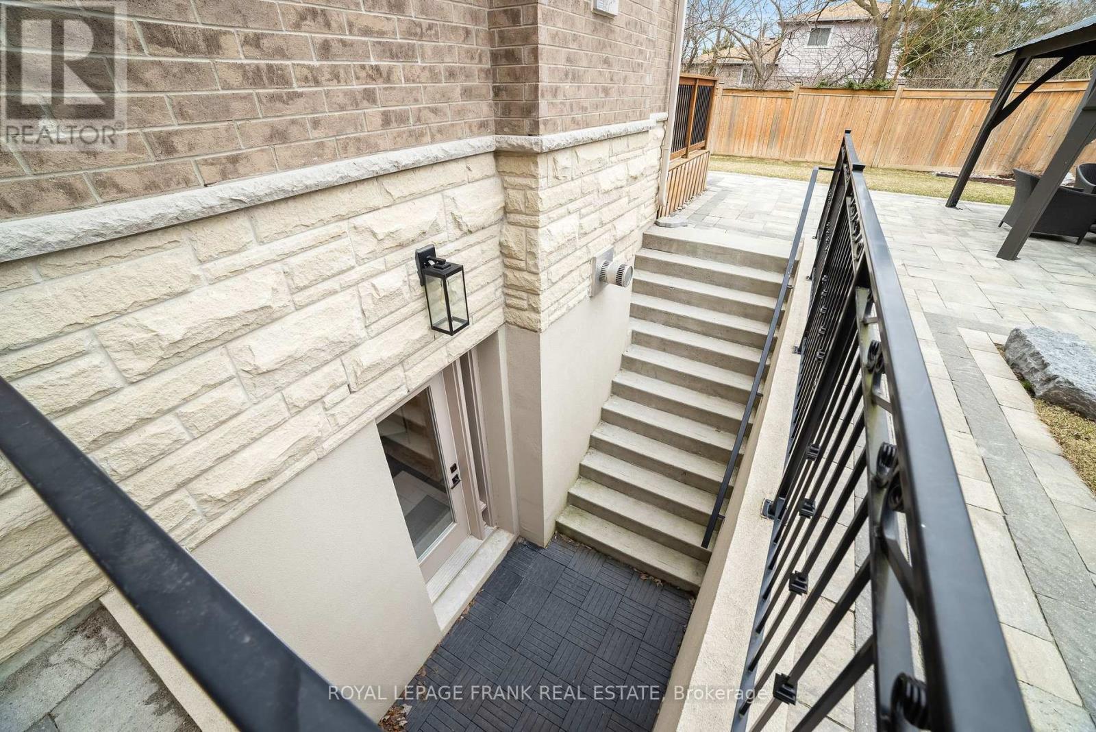 












52 WOOTTEN WAY N

,
Markham (Markham Village),




Ontario
L3P2Y4

