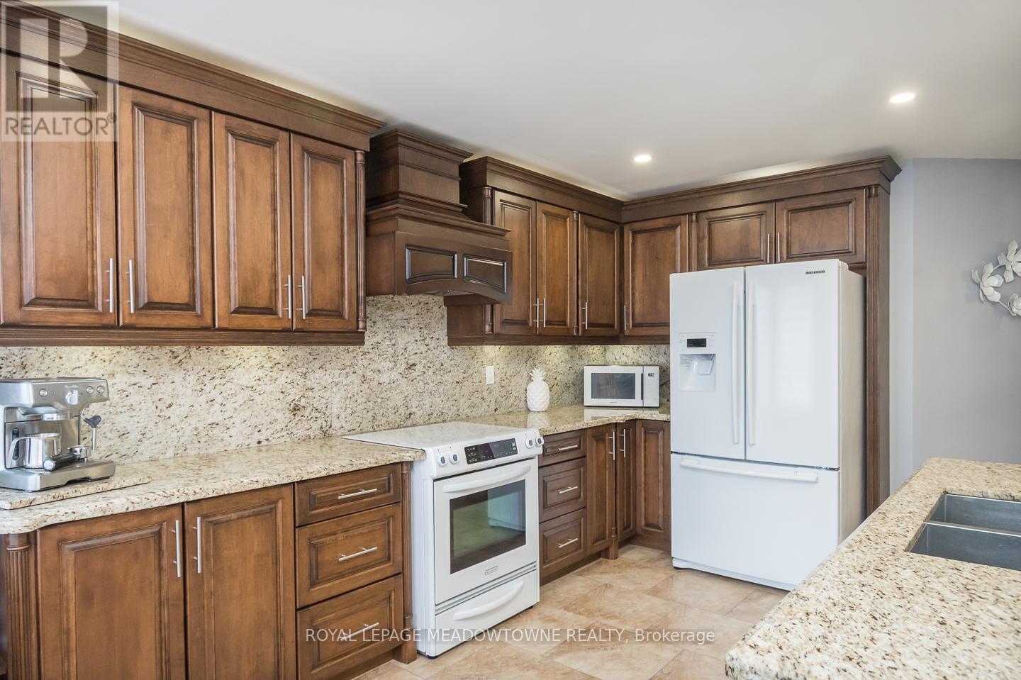 












5971 GROSSBEAK DRIVE

,
Mississauga,




Ontario
L5N6B3

