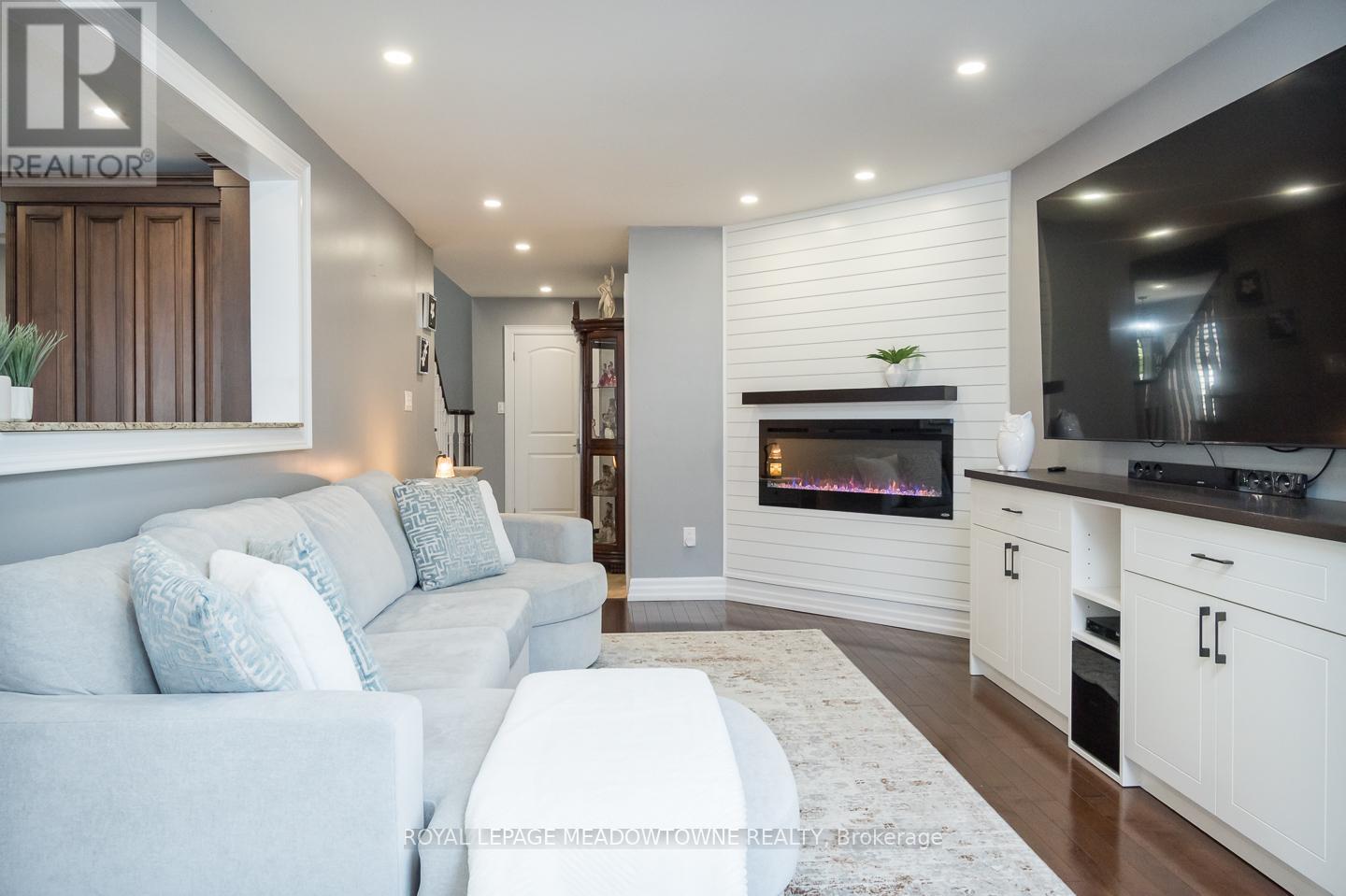 












5971 GROSSBEAK DRIVE

,
Mississauga,




Ontario
L5N6B3

