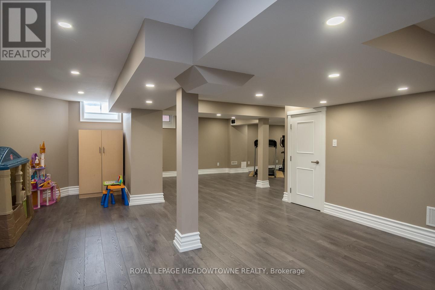 












5971 GROSSBEAK DRIVE

,
Mississauga,




Ontario
L5N6B3

