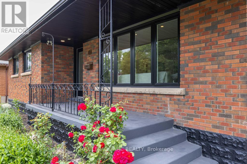 












76 SECOND STREET

,
Welland (Lincoln/Crowland),




Ontario
L3B4T6

