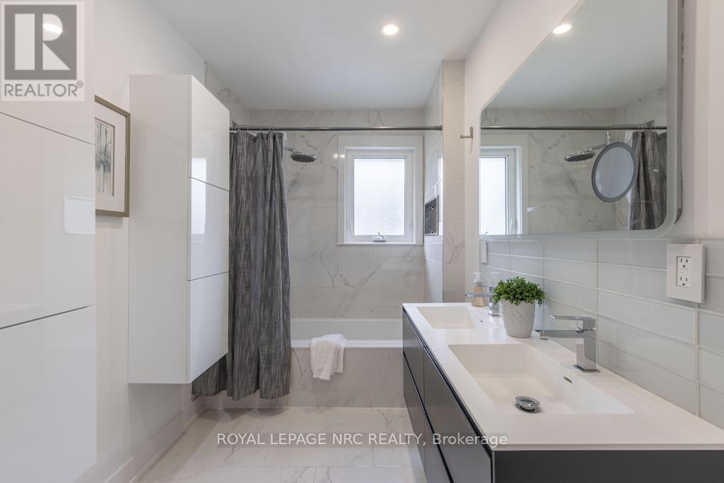 












76 SECOND STREET

,
Welland (Lincoln/Crowland),




Ontario
L3B4T6


