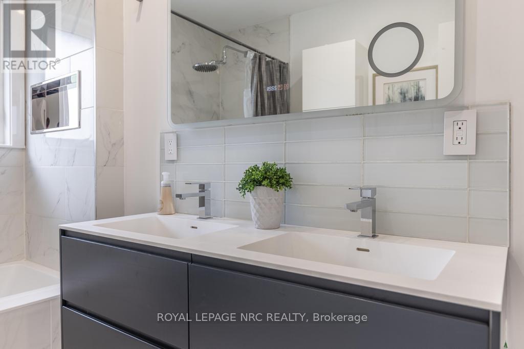 












76 SECOND STREET

,
Welland (Lincoln/Crowland),




Ontario
L3B4T6

