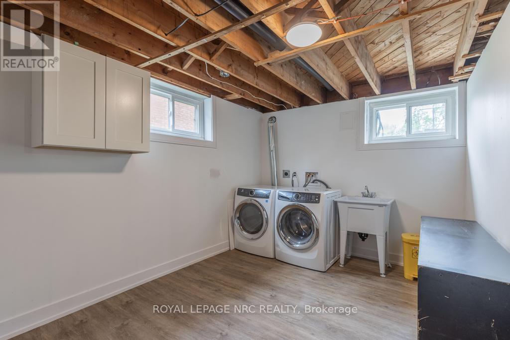 












76 SECOND STREET

,
Welland (Lincoln/Crowland),




Ontario
L3B4T6

