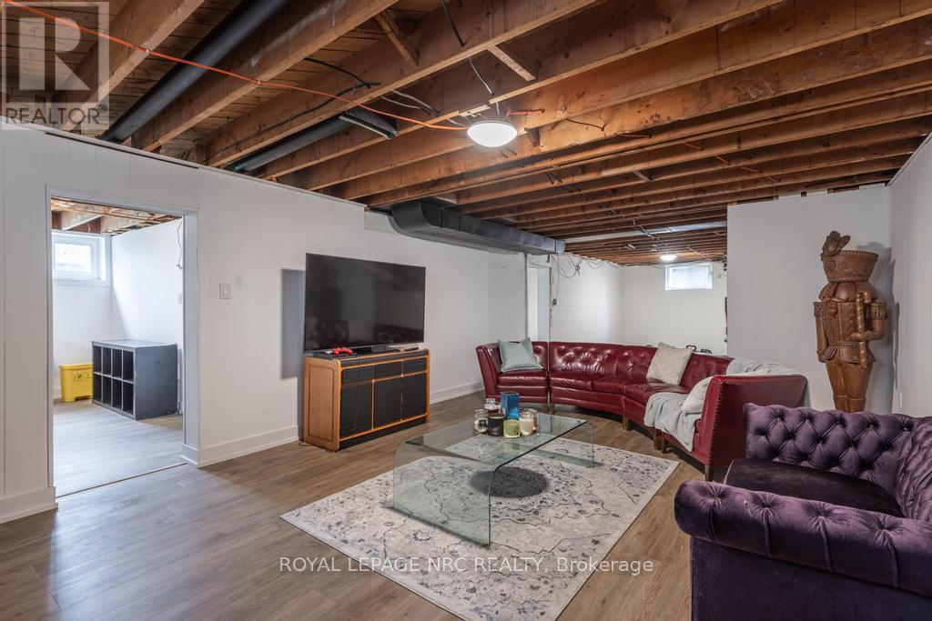 












76 SECOND STREET

,
Welland (Lincoln/Crowland),




Ontario
L3B4T6

