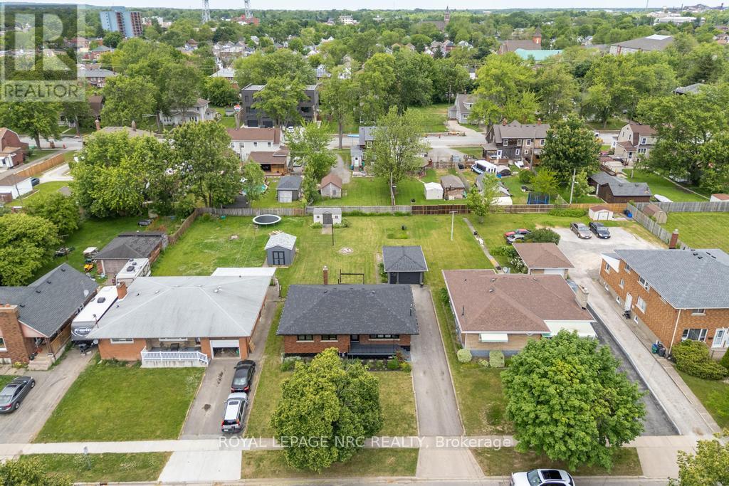 












76 SECOND STREET

,
Welland (Lincoln/Crowland),




Ontario
L3B4T6

