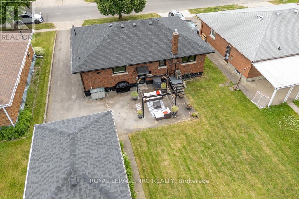 












76 SECOND STREET

,
Welland (Lincoln/Crowland),




Ontario
L3B4T6

