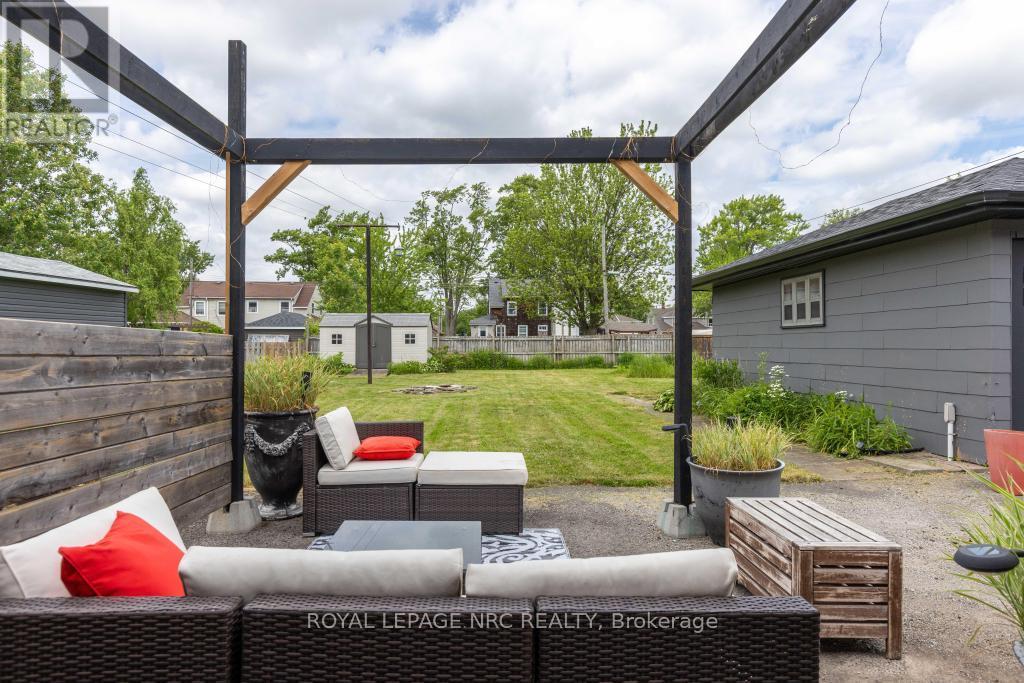












76 SECOND STREET

,
Welland (Lincoln/Crowland),




Ontario
L3B4T6

