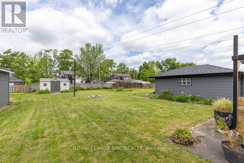 












76 SECOND STREET

,
Welland (Lincoln/Crowland),




Ontario
L3B4T6

