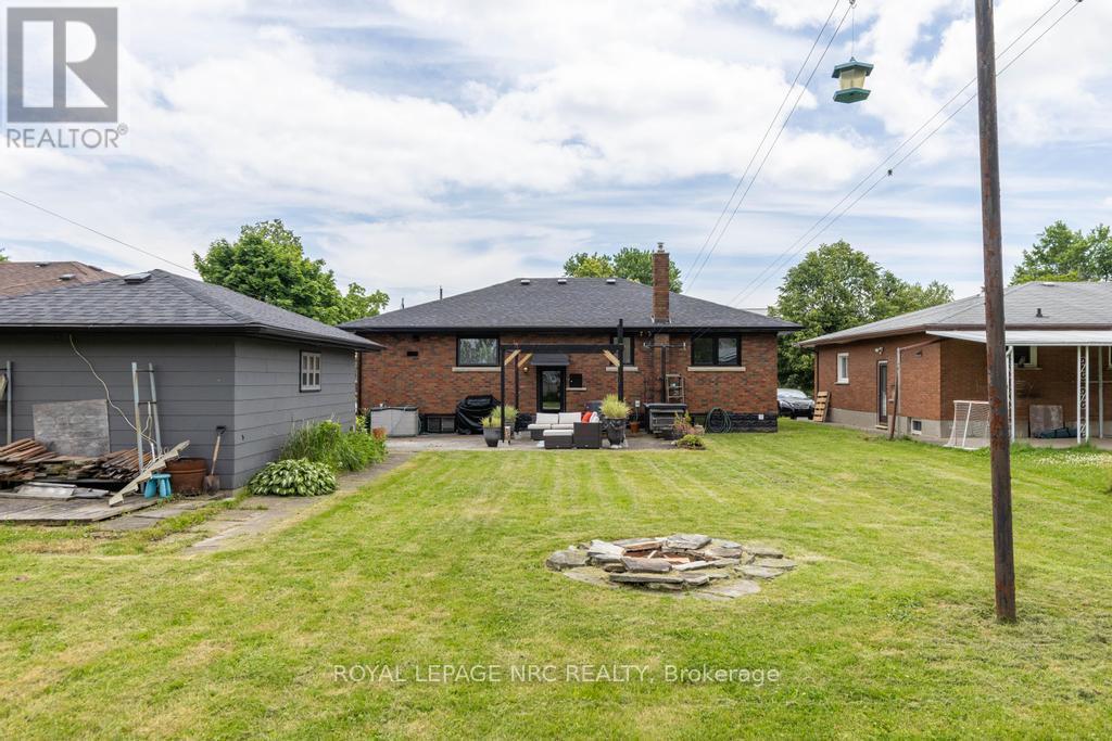 












76 SECOND STREET

,
Welland (Lincoln/Crowland),




Ontario
L3B4T6

