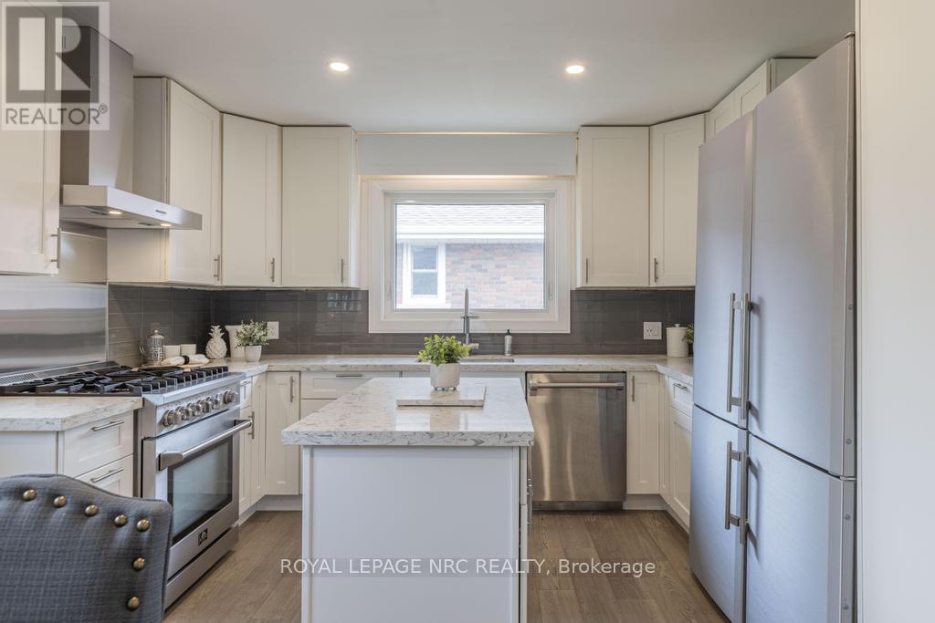 












76 SECOND STREET

,
Welland (Lincoln/Crowland),




Ontario
L3B4T6

