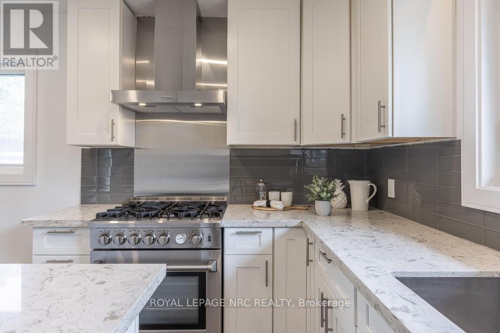 












76 SECOND STREET

,
Welland (Lincoln/Crowland),




Ontario
L3B4T6

