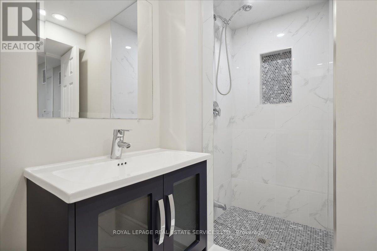 












1141 VICKI LANE

,
Mississauga,




Ontario
L5C2X9

