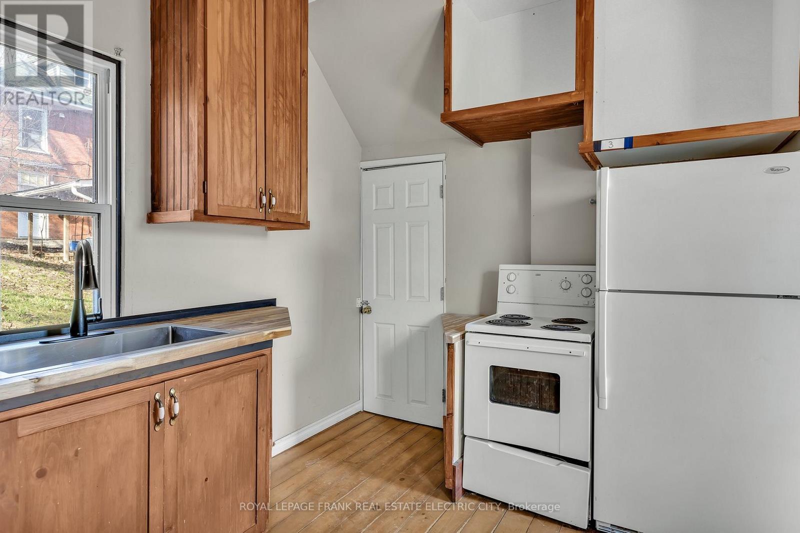 












617 AYLMER STREET N

,
Peterborough Central (North),




Ontario
K9H3X2

