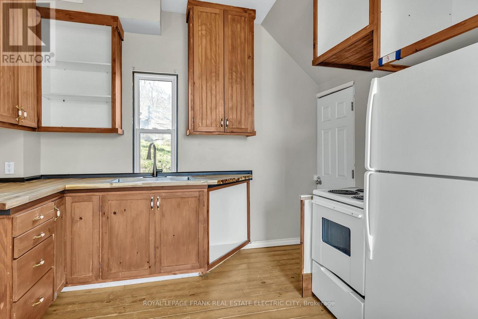 












617 AYLMER STREET N

,
Peterborough Central (North),




Ontario
K9H3X2

