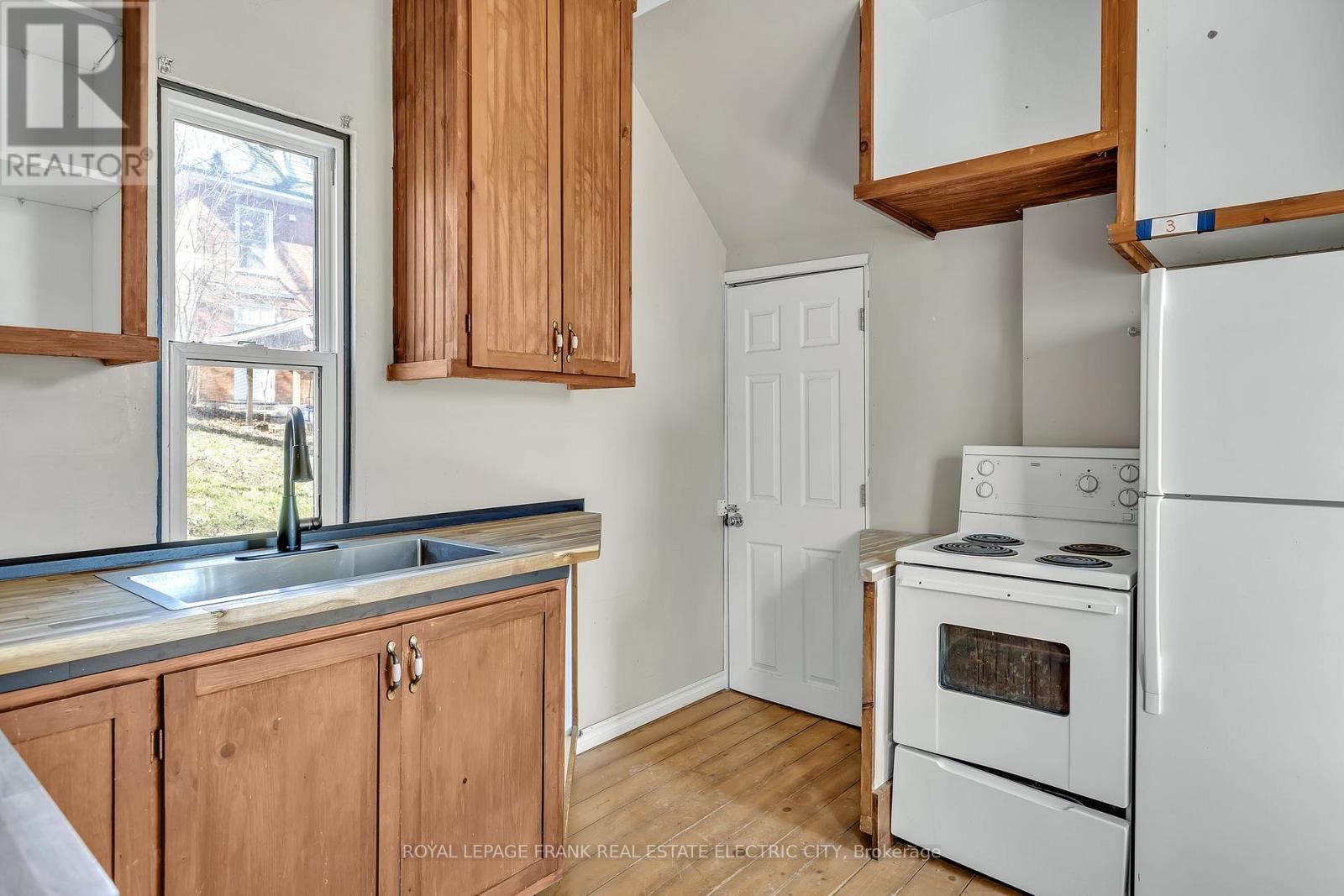 












617 AYLMER STREET N

,
Peterborough Central (North),




Ontario
K9H3X2


