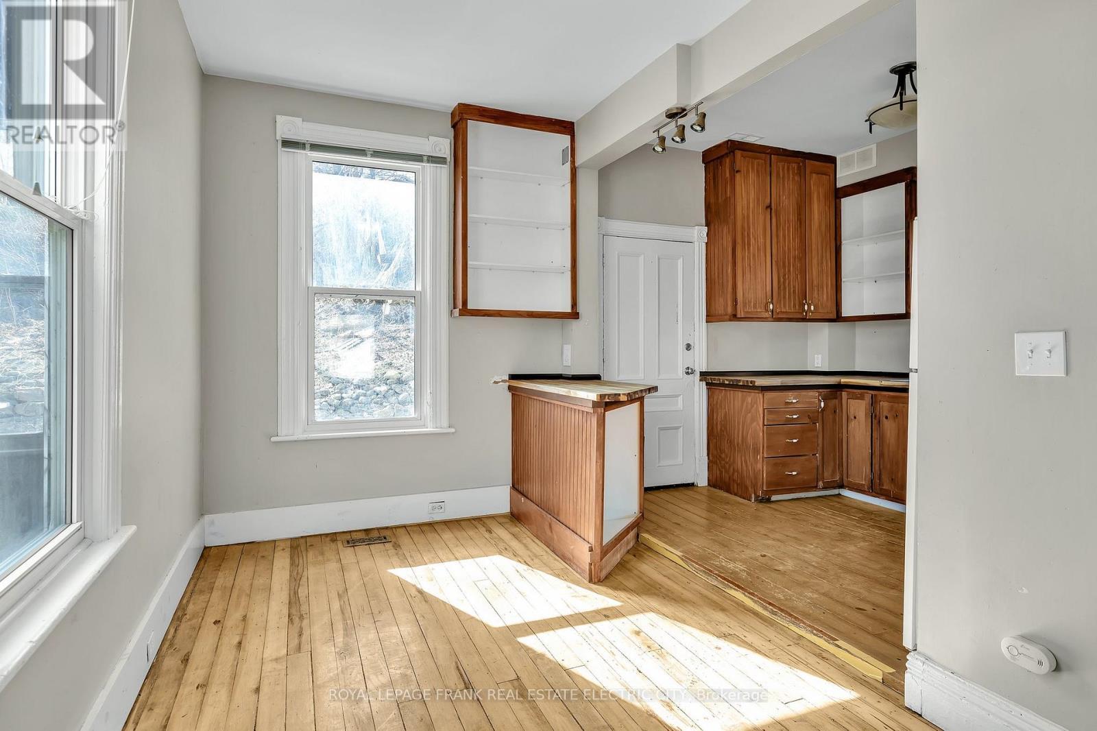 












617 AYLMER STREET N

,
Peterborough Central (North),




Ontario
K9H3X2

