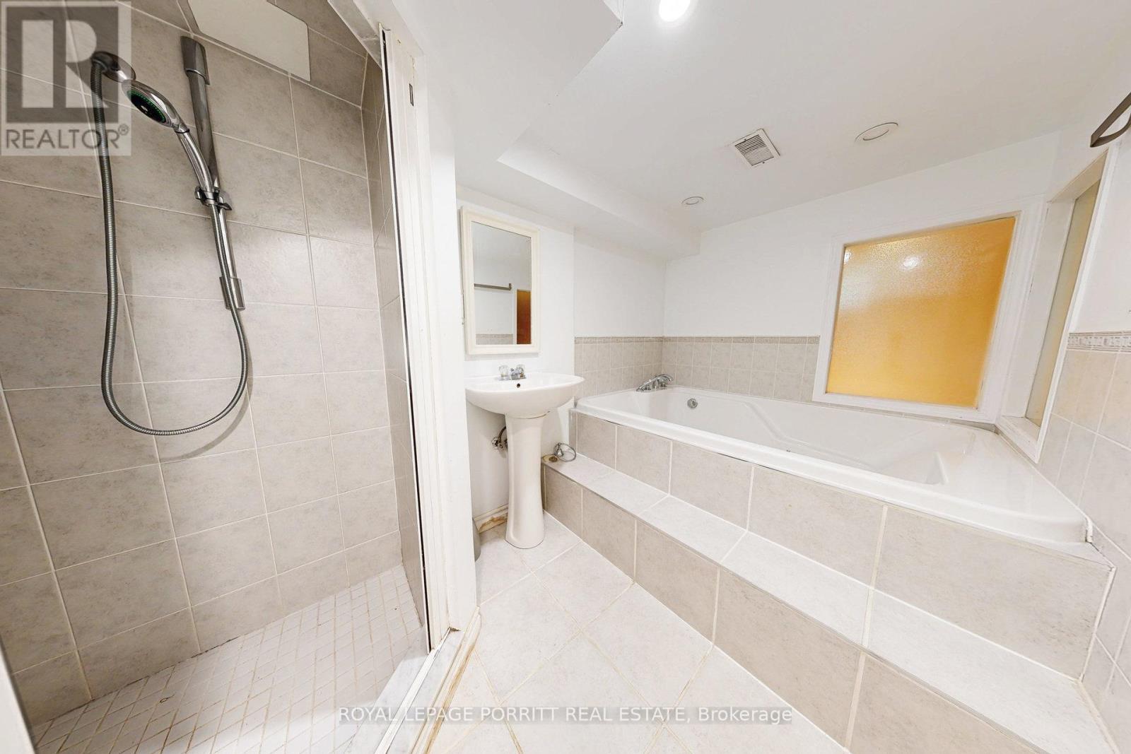 












25 ASH CRESCENT

,
Toronto,




Ontario
M8W1E4

