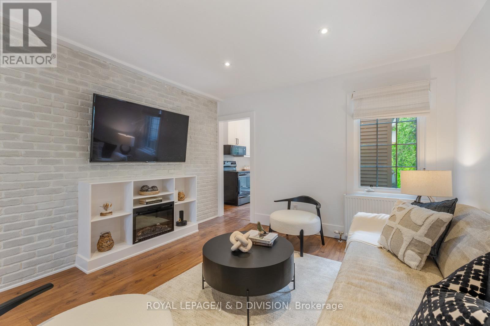 












325 DAVISVILLE AVENUE

,
Toronto,




Ontario
M4S1H1

