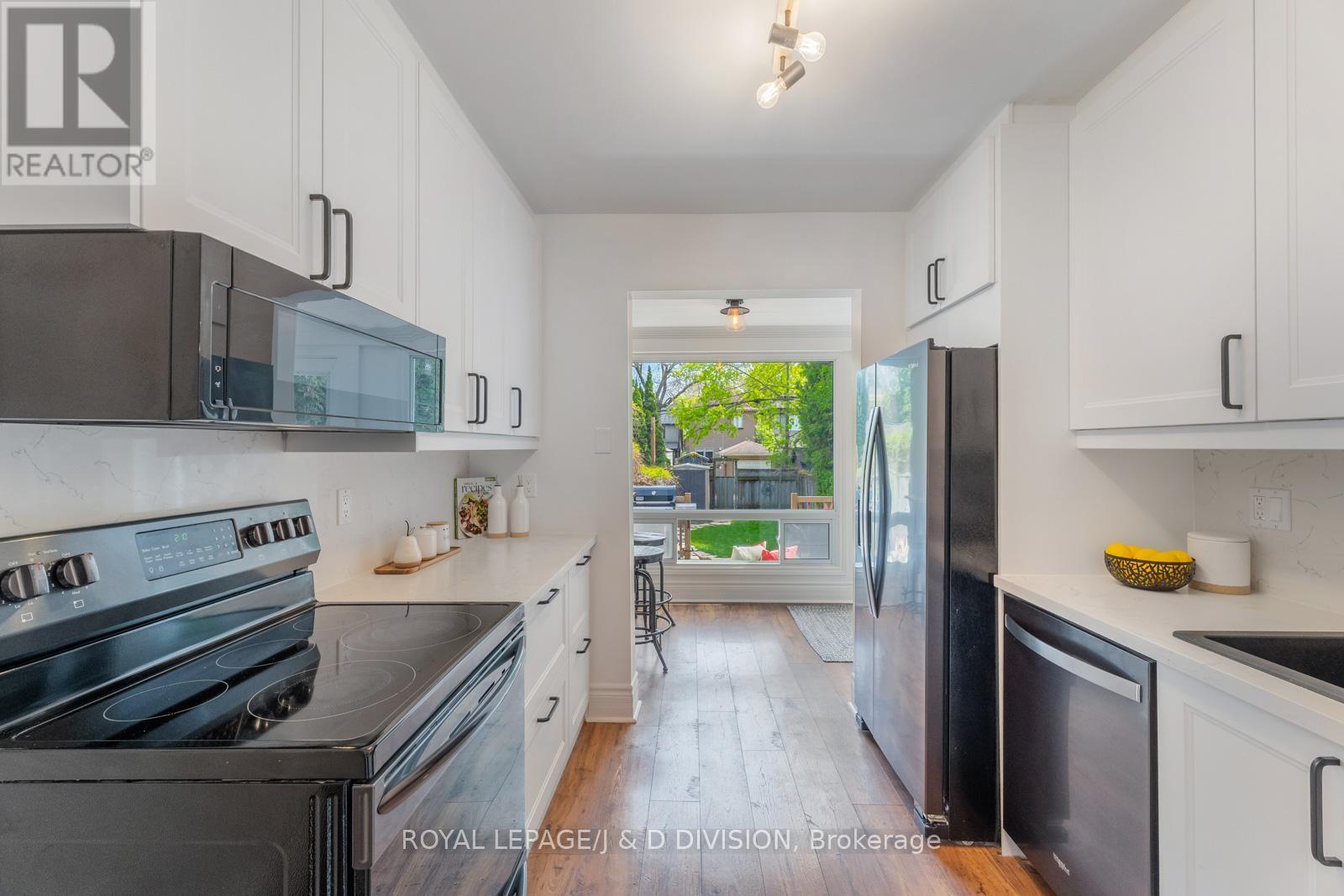 












325 DAVISVILLE AVENUE

,
Toronto,




Ontario
M4S1H1

